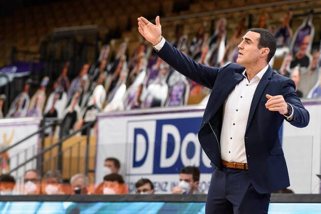 BG Göttingen MHP Riesen Ludwigsburg 05 04 2021, Basketball Bundesliga easyCredit BBL, season 2020 2021, main round, BG Göttingen MHP Riesen Ludwigsburg Göttingen coach Roel Moors gestures Göttingen Lower Saxony Germany