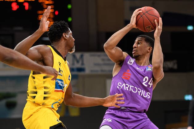 BG Göttingen MHP Riesen Ludwigsburg 05 04 2021, Basketball Bundesliga easyCredit BBL, 2020 2021 season, main round, BG Göttingen MHP Riesen Ludwigsburg Göttingens Aubrey Dawkins r plays against Ludwigsburgs Yorman Polas Bartolo Göttingen Lower Saxony Germany.