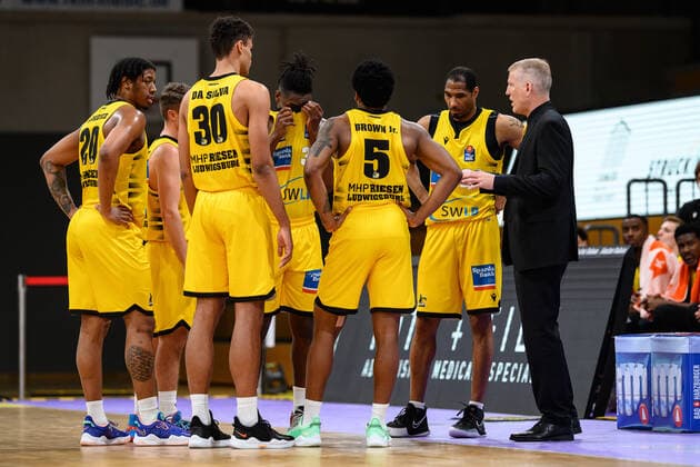 BG Göttingen MHP Riesen Ludwigsburg 05 04 2021, Basketball Bundesliga easyCredit BBL, 2020 2021 season, main round, BG Göttingen MHP Riesen Ludwigsburg Ludwigsburgs coach John Patrick r talks to his team Göttingen Lower Saxony Germany.
