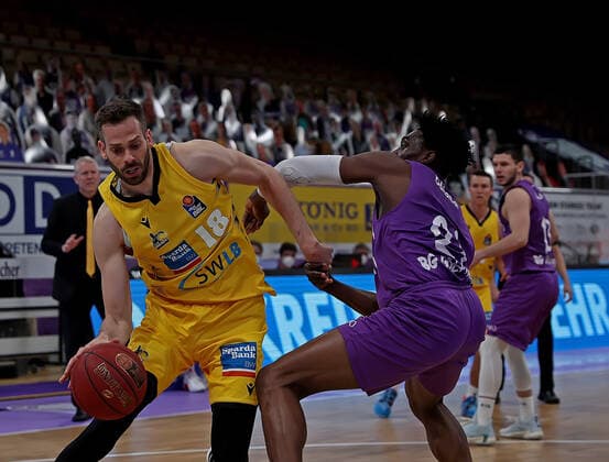 GSD zje123 season 2020 21 Easy credit Basketball Bundesliga BG Göttingen MHP Riesen Ludwigsburg Ludwigburgs Jonas Wolfart Bottermann on the ball against Göttingens Tai Odiase.