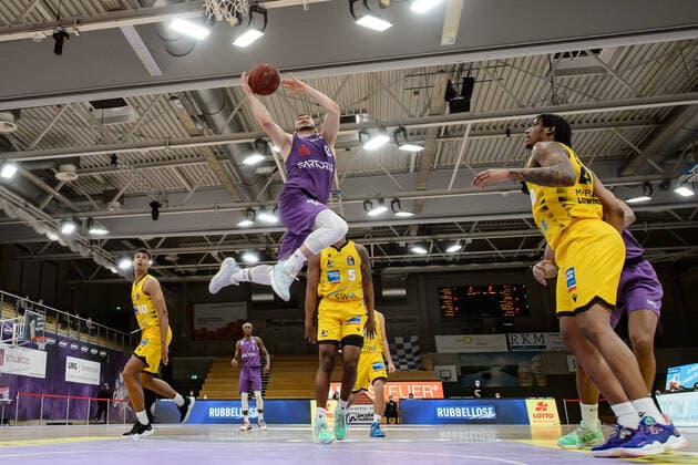BG Göttingen MHP Riesen Ludwigsburg 05 04 2021, Basketball Bundesliga easyCredit BBL, season 2020 2021, main round, BG Göttingen MHP Riesen Ludwigsburg Göttingens Rihards Lomazs throws to the basket Göttingen Lower Saxony Germany