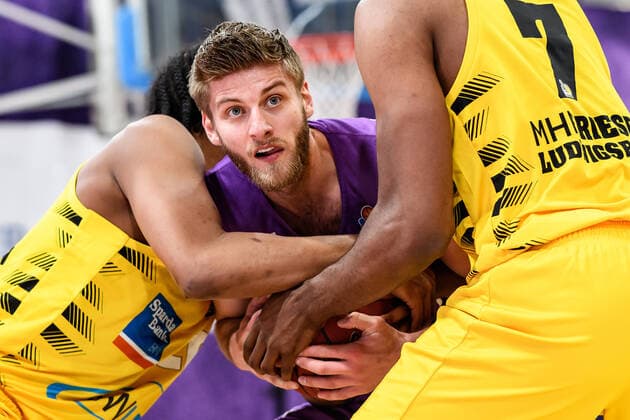 BG Göttingen MHP Riesen Ludwigsburg 05 04 2021, Basketball Bundesliga easyCredit BBL, season 2020 2021, main round, BG Göttingen MHP Riesen Ludwigsburg Göttingens Mathis Mönninghoff on the ball Göttingen Lower Saxony Germany