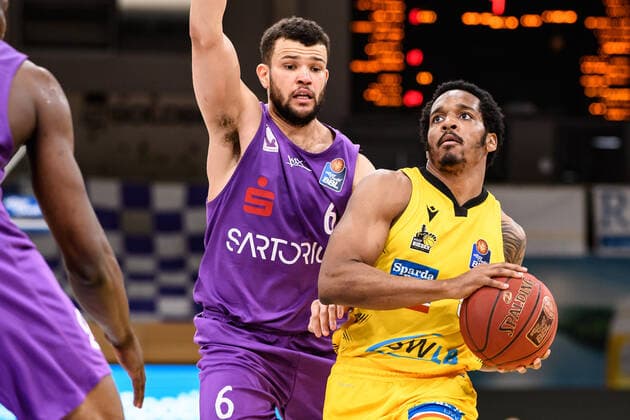 BG Göttingen MHP Riesen Ludwigsburg 05 04 2021, Basketball Bundesliga easyCredit BBL, 2020 2021 season, main round, BG Göttingen MHP Riesen Ludwigsburg Ludwigsburgs Barry Brown Jr r plays against Göttingens Luke Nelson Göttingen Lower Saxony Germany.