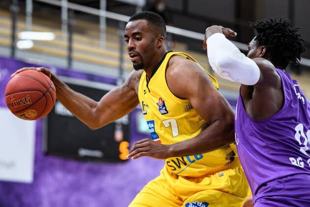 BG Göttingen MHP Riesen Ludwigsburg 05 04 2021, Basketball Bundesliga easyCredit BBL, 2020 2021 season, main round, BG Göttingen MHP Riesen Ludwigsburg Ludwigsburgs Jamel McLean l plays against Göttingens Tai Odiase Göttingen Lower Saxony Germany.