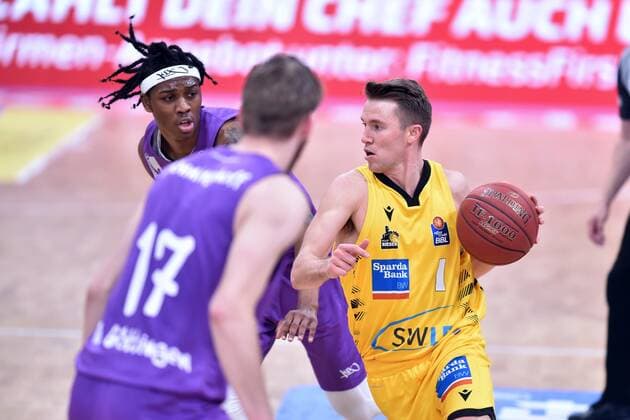 Jordan Hulls MHP Riesen Ludwigsburg on the ball , Dieshuan Booker BG Goettingen back , Mathis Moenninghoff No 17 , Basketball, Bundesliga, BBL, BG Goettingen MHP Riesen Ludwigsburg, 05 04 2021, BG Goettingen MHP Riesen Ludwigsburg, Basketball, Bundesliga, GER, BBL, 05 04 2021 Goettingen Copyright: xEibner-Pressefotox-xRolandxSippelx