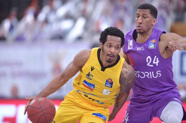 Barry Brown Jr MHP Riesen Ludwigsburg amBall and Aubrey Dawkins BG Goettingen , Basketball, Bundesliga, BBL, BG Goettingen MHP Riesen Ludwigsburg, 05 04 2021, BG Goettingen MHP Riesen Ludwigsburg, Basketball, Bundesliga, GER, BBL, 05 04 2021 Goettingen Copyright: xEibner-Pressefotox-xRolandxSippelx