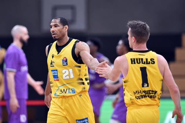 Tremmell Darden MHP Riesen Ludwigsburg L and Jordan Hulls MHP Riesen Ludwigsburg , Basketball, Bundesliga, BBL, BG Goettingen MHP Riesen Ludwigsburg, 05 04 2021, BG Goettingen MHP Riesen Ludwigsburg, Basketball, Bundesliga, GER, BBL, 05 04 2021 Goettingen Copyright: xEibner-Pressefotox-xRolandxSippelx