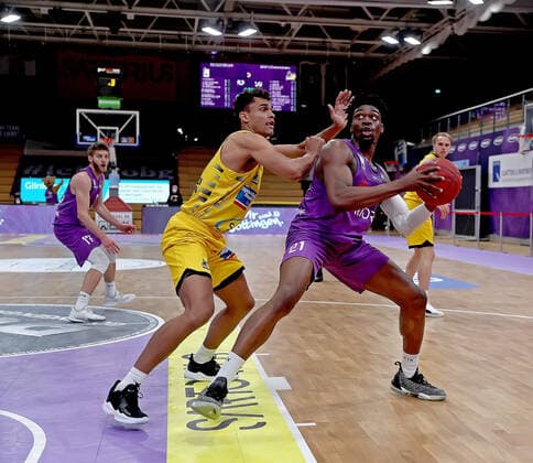 GSD zje123 season 2020 21 Easy credit Basketball Bundesliga BG Göttingen MHP Riesen Ludwigsburg Göttingens Tai Odiase on the ball against Ludwigburgs Oscar Da Silva.