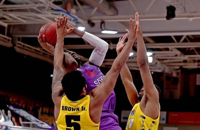 GSD zje123 Season 2020 21 Easy credit Basketball Bundesliga BG Göttingen MHP Riesen Ludwigsburg Göttingens Tai Odiase on the ball against Ludwigburgs Barry Brown Jr.