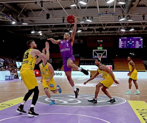 GSD zje123 season 2020 21 Easy credit Basketball Bundesliga BG Göttingen MHP Riesen Ludwigsburg Göttingens Nelson Weidemann on the ball against Ludwigburgs Jonas Wohlfahrt Bottermann.