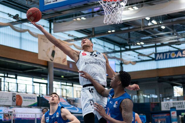 Syntainics MBC Niners Chemnitz, Basketball, Bundesliga, Men, 2020 2021, 26 Matchday, 05 04 2021, v l Filip Stanic Chemnitz, 65 , Kyndahl Hill MBC, 11 Syntainics MBC Niners Chemnitz, Basketball, Bundesliga, Men, 2020 2021, 26 Matchday, 05 04 2021, Weissenfels. Copyright: xSchulz Eibner-Pressefotox ep_esz