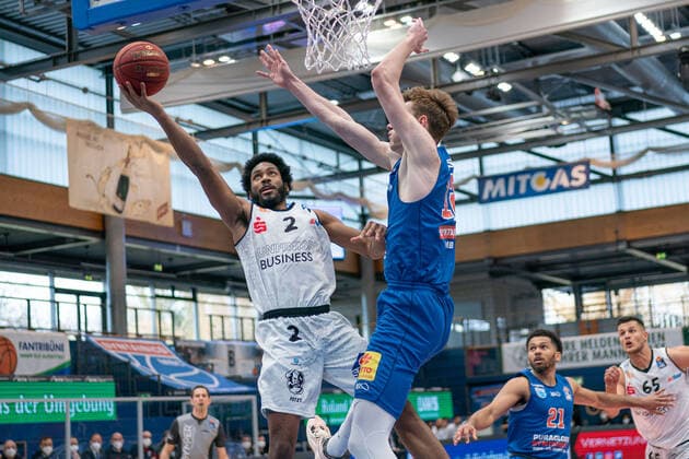 Syntainics MBC Niners Chemnitz, Basketball, Bundesliga, Men, 2020 2021, 26 Matchday, 05 04 2021, v l Terrell Harris Chemnitz, 2 , Philipp Hartwich MBC, 12 Syntainics MBC Niners Chemnitz, Basketball, Bundesliga, Men, 2020 2021, 26 Matchday, 05 04 2021, Weissenfels. Copyright: xSchulz Eibner-Pressefotox ep_esz