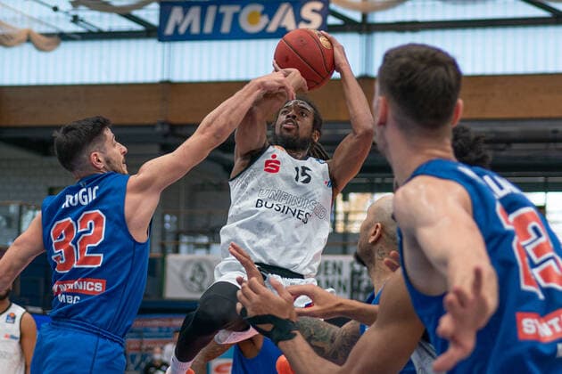 Syntainics MBC Niners Chemnitz, Basketball, Bundesliga, Men, 2020 2021, 26 Matchday, 05 04 2021, v l Roko Rogic MBC, 32 , Marcus Thornton Chemnitz, 15 Syntainics MBC Niners Chemnitz, Basketball, Bundesliga, Men, 2020 2021, 26 Matchday, 05 04 2021, Weissenfels Copyright: xSchulz Eibner-Pressefotox ep_esz