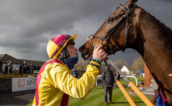 Bilder des Jahres 2021, Sport 04 April Sport Themen der Woche KW14 Sport Bilder des Tages EDITORIAL USE ONLY Fairyhouse Racing Easter Festival, Fairyhouse Racecourse, Ratoath, Co. Meath 5 4 2021 The BoyleSports Irish Grand National Steeplechase Ricky Doyle celebrates winning with Freewheelin Dylan Ricky Doyle celebrates winning with Freewheelin Dylan 5 4 2021  Copyright: x INPHO MorganxTreacyx AZ0I6824