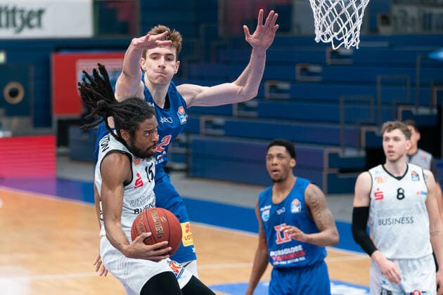 Syntainics MBC Niners Chemnitz, Basketball, Bundesliga, Men, 2020 2021, 26 Matchday, 05 04 2021, v l Marcus Thornton Chemnitz, 15 , Philipp Hartwich MBC, 12 Syntainics MBC Niners Chemnitz, Basketball, Bundesliga, Men, 2020 2021, 26 Matchday, 05 04 2021, Weissenfels Copyright: xSchulz Eibner-Pressefotox ep_esz
