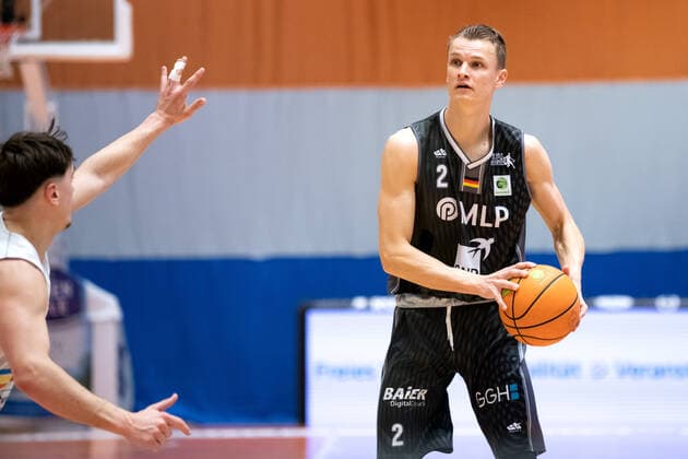 BARMER 2 Basketball Bundesliga ProA post match of the 12 match day season 2020 2021 on 5 4 2021 Science City Jena vs MLP Academics Heidelberg v re on the ball Niklas Würzner Heidelberg vs Dennis Nawrocki Jena Sparkassen Arena Jena