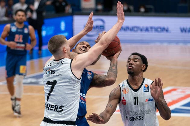 Syntainics MBC Niners Chemnitz, Basketball, Bundesliga, Men, 2020 2021, 26 Matchday, 05 04 2021, v l Jonas Richter Chemnitz, 7 , Sergio Kerusch MBC, 7 , Isiaha Mike Chemnitz, 11 Syntainics MBC Niners Chemnitz, Basketball, Bundesliga, Men, 2020 2021, 26 Matchday, 05 04 2021, Weissenfels. Copyright: xSchulz Eibner-Pressefotox ep_esz