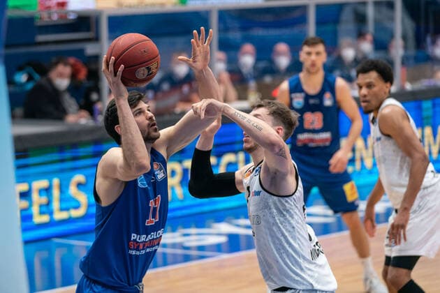 Syntainics MBC Niners Chemnitz, Basketball, Bundesliga, Men, 2020 2021, 26 Matchday, 05 04 2021, v l Aleksandar Marelja MBC, 17 , Jan Niklas Wimberg Chemnitz, 8 Syntainics MBC Niners Chemnitz, Basketball, Bundesliga, Men, 2020 2021, 26 Matchday, 05 04 2021, Weissenfels. Copyright: xSchulz Eibner-Pressefotox ep_esz