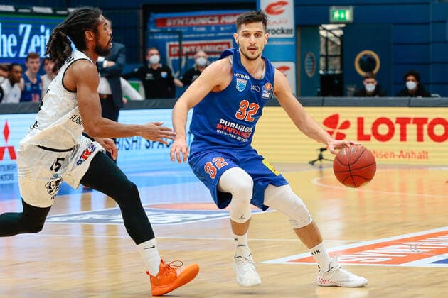 05 04 2021, xtgx, basketball, easyCredit BBL, Syntainics MBC Niners Chemnitz emspor, v l Marcus Thornton Niners Chemnitz, 15 , Roko Rogic MBC, 32 Weissenfels