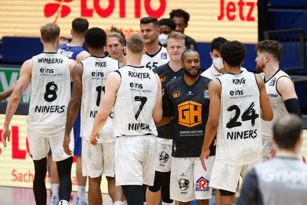05 04 2021, xtgx, basketball, easyCredit BBL, Syntainics MBC Niners Chemnitz emspor, v l Chemnitz cheers after the game, jubilation, victory, winner Weissenfels
