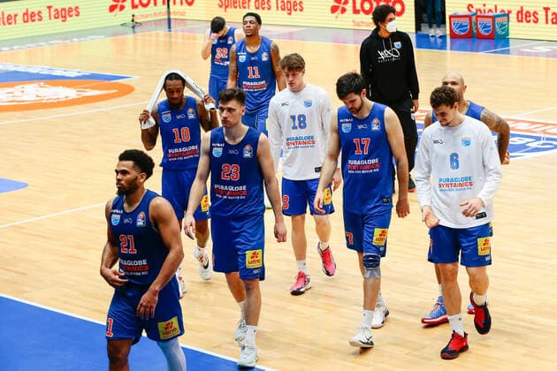 05 04 2021, xtgx, basketball, easyCredit BBL, Syntainics MBC Niners Chemnitz emspor, v l the players of the MBC leave the field with hanging heads, disappointed, disappointed Weissenfels