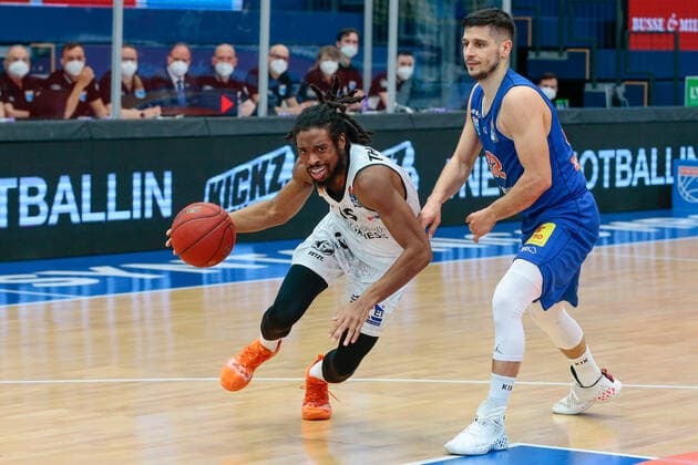 05 04 2021, xtgx, basketball, easyCredit BBL, Syntainics MBC Niners Chemnitz emspor, v l Marcus Thornton Niners Chemnitz, 15 , Roko Rogic MBC, 32 Weissenfels