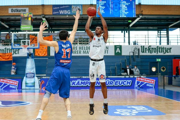 05 04 2021, xtgx, basketball, easyCredit BBL, Syntainics MBC Niners Chemnitz emspor, v l Isiaha Mike Niners Chemnitz, 11 Throws basket, hits, scores basket, scores Weissenfels