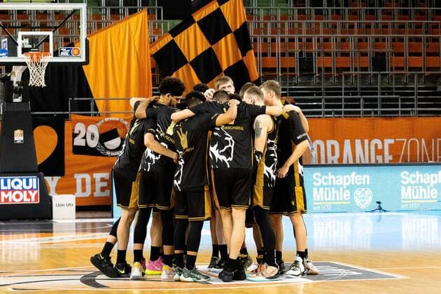 the Loewen while warming up GER, Ratiopharm Ulm vs Loewen Braunschweig, easycredit 1 Bundesliga Basketball, 26 Matchday, Season 2020 21, 05 04 2021 Ratiopharm Ulm vs Loewen Braunschweig, 1 Basketball Bundesliga Neu Ulm Copyright: xEibner-Pressefoto RogerxBuerkex EP_EER