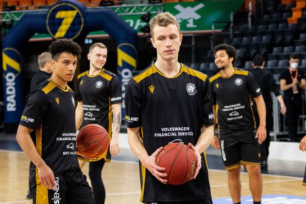 the Loewen while warming up GER, Ratiopharm Ulm vs Loewen Braunschweig, easycredit 1 Bundesliga Basketball, 26 Matchday, Season 2020 21, 05 04 2021 Ratiopharm Ulm vs Loewen Braunschweig, 1 Basketball Bundesliga Neu Ulm Copyright: xEibner-Pressefoto RogerxBuerkex EP_EER