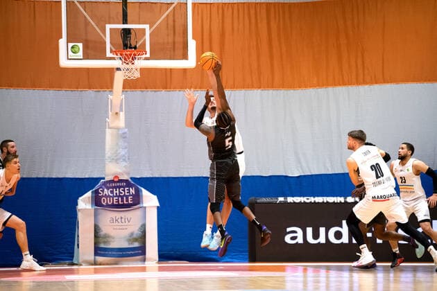 BARMER 2 Basketball Bundesliga ProA Nachhochspiel vom 12 Spieltag Saison 2020 2021 am 5 4 2021 Science City Jena vs MLP Academics Heidelberg v back Stephan Haukohl Jena blocks Heidelbergs last throw by Shyron Ely Heidelberg Jena wins 70 69 Sparkassen Arena Jena