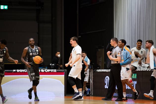 BARMER 2 Basketball Bundesliga ProA post match of the 12 match day season 2020 2021 on 5 4 2021 Science City Jena vs MLP Academics Heidelberg center Dennis Nawrocki Jena cheers loudly for the 70 69 home win against Heidelberg Sparkassen Arena Jena