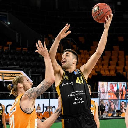 GER, BBL, ratiopharm ulm vs Basketball Löwen Loewen Braunschweig 05 04 2021, ratiopharm arena, Neu Ulm, GER, BBL, ratiopharm ulm vs Basketball Löwen Loewen Braunschweig, in picture Benedikt Turudic Braunschweig, 44 scores against Dylan Osetkowski Ulm, 21 nordphotoxGmbHx xHafner nph00200