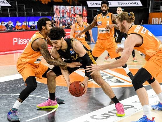 GER, BBL, ratiopharm ulm vs Basketball Löwen Loewen Braunschweig 05 04 2021, ratiopharm arena, Neu Ulm, GER, BBL, ratiopharm ulm vs Basketball Löwen Loewen Braunschweig, in picture Gavin Schilling Braunschweig, 34 fights for the ball against Troy Caupain Ulm, 23 and Dylan Osetkowski Ulm, 21 nordphotoxGmbHx xHafner nph00200