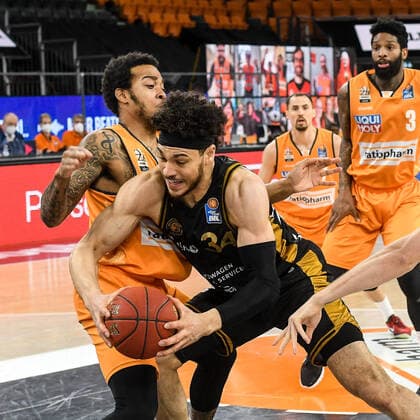 GER, BBL, ratiopharm ulm vs Basketball Löwen Loewen Braunschweig 05 04 2021, ratiopharm arena, Neu Ulm, GER, BBL, ratiopharm ulm vs Basketball Löwen Loewen Braunschweig, in picture Troy Caupain Ulm, 23 , Gavin Schilling Braunschweig, 34 nordphotoxGmbHx xHafner nph00200