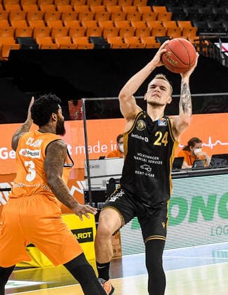 GER, BBL, ratiopharm ulm vs Basketball Löwen Loewen Braunschweig 05 04 2021, ratiopharm arena, Neu Ulm, GER, BBL, ratiopharm ulm vs Basketball Löwen Loewen Braunschweig, pictured Cameron Clark Ulm, 3 , Arnas Velicka Braunschweig, 24 nordphotoxGmbHx xHafner nph00200