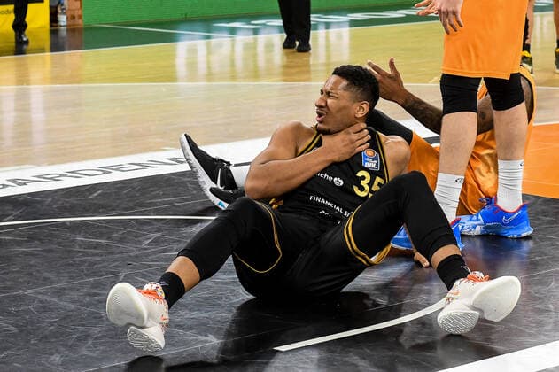 GER, BBL, ratiopharm ulm vs Basketball Löwen Loewen Braunschweig 05 04 2021, ratiopharm arena, Neu Ulm, GER, BBL, ratiopharm ulm vs Basketball Löwen Loewen Braunschweig, in picture Karim Jallow Braunschweig, 35 was hit by Cameron Clark Ulm, 3 on the neck nordphotoxGmbHx xHafner nph00200
