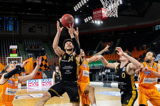 Gavin Schilling Loewen Braunschweig 34 , Thomas Klepeisz Ratiopharm Ulm 22 , Troy Caupain Ratiopharm Ulm 23 GER, Ratiopharm Ulm vs Loewen Braunschweig, easycredit 1 Bundesliga Basketball, 26 Matchday, Season 2020 21, 05 04 2021 Ratiopharm Ulm vs Loewen Braunschweig, 1 Basketball Bundesliga Neu Ulm Copyright: xEibner-Pressefoto RogerxBuerkex EP_EER