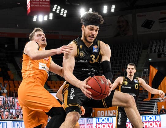 GER, BBL, ratiopharm ulm vs Basketball Löwen Loewen Braunschweig 05 04 2021, ratiopharm arena, Neu Ulm, GER, BBL, ratiopharm ulm vs Basketball Löwen Loewen Braunschweig, in the picture Gavin Schilling Braunschweig, 34 puts through against Andreas Obst Ulm, 13 nordphotoxGmbHx xHafner nph00200