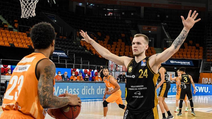 GER, BBL, ratiopharm ulm vs Basketball Löwen Loewen Braunschweig 05 04 2021, ratiopharm arena, Neu Ulm, GER, BBL, ratiopharm ulm vs Basketball Löwen Loewen Braunschweig, in picture Troy Caupain Ulm, 23 , Arnas Velicka Braunschweig, 24 nordphotoxGmbHx xHafner nph00200