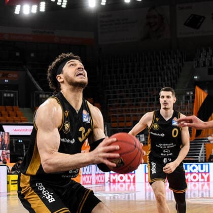 GER, BBL, ratiopharm ulm vs Basketball Löwen Loewen Braunschweig 05 04 2021, ratiopharm arena, Neu Ulm, GER, BBL, ratiopharm ulm vs Basketball Löwen Loewen Braunschweig, in picture Gavin Schilling Braunschweig, 34 , in background Lukas Wank Braunschweig, 0 nordphotoxGmbHx xHafner nph00200