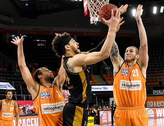 GER, BBL, ratiopharm ulm vs Basketball Löwen Loewen Braunschweig 05 04 2021, ratiopharm arena, Neu Ulm, GER, BBL, ratiopharm ulm vs Basketball Löwen Loewen Braunschweig, in picture Demitrius Conger Ulm, 1 , Gavin Schilling Braunschweig, 34 , Dylan Osetkowski Ulm, 21 nordphotoxGmbHx xHafner nph00200