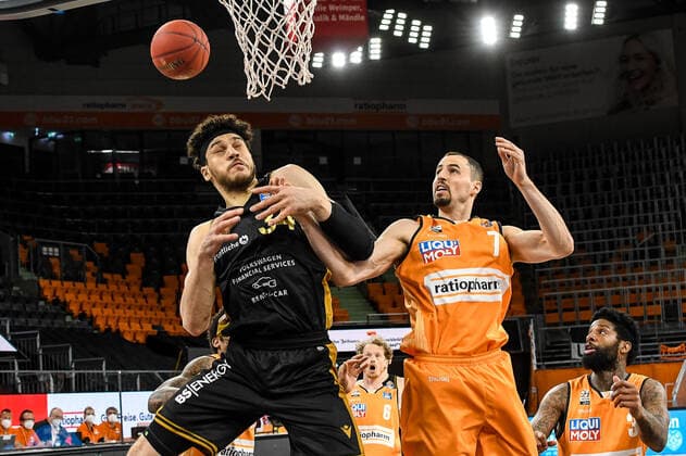 GER, BBL, ratiopharm ulm vs Basketball Löwen Loewen Braunschweig 05 04 2021, ratiopharm arena, Neu Ulm, GER, BBL, ratiopharm ulm vs Basketball Löwen Loewen Braunschweig, in picture Gavin Schilling Braunschweig, 34 loses the ball against u7 nordphotoxGmbHx xHafner nph00200