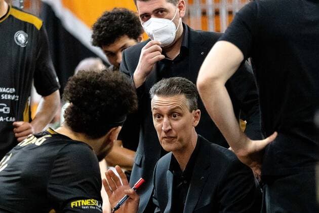 Pete Strobl Loewen Braunschweig Head Coach briefing his team for the game GER, Ratiopharm Ulm vs Loewen Braunschweig, easycredit 1 Bundesliga Basketball, 26 Matchday, Season 2020 21, 05 04 2021 Ratiopharm Ulm vs Loewen Braunschweig, 1 Basketball Bundesliga Neu Ulm Copyright: xEibner-Pressefoto RogerxBuerkex EP_EER
