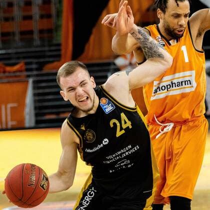 Arnas Velicka Loewen Braunschweig 24 vs Demitrius Conger Ratiopharm Ulm 01 GER, Ratiopharm Ulm vs Loewen Braunschweig, easycredit 1 Bundesliga Basketball, 26 matchday, season 2020 21, 05 04 2021 Ratiopharm Ulm vs Loewen Braunschweig, 1 Basketball Bundesliga Neu Ulm Copyright: xEibner-Pressefoto RogerxBuerkex EP_EER