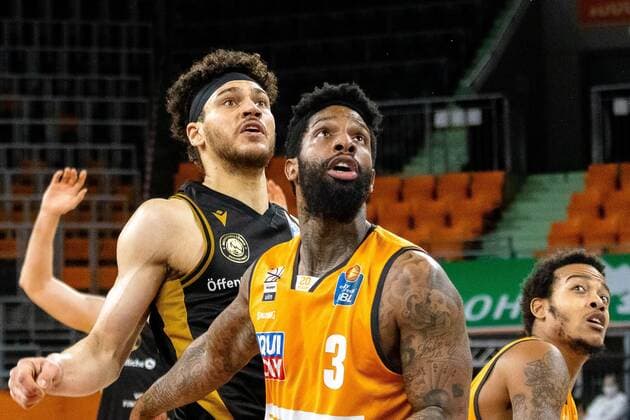 Gavin Schilling Loewen Braunschweig 34 , Trey Landers Ratiopharm Ulm 03 , GER, Ratiopharm Ulm vs Loewen Braunschweig, easycredit 1 Bundesliga Basketball, 26 Matchday, Season 2020 21, 05 04 2021 Ratiopharm Ulm vs Loewen Braunschweig, 1 Basketball Bundesliga New Ulm. Copyright: xEibner-Pressefoto RogerxBuerkex EP_EER