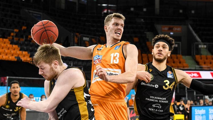 GER, BBL, ratiopharm ulm vs Basketball Löwen Loewen Braunschweig 05 04 2021, ratiopharm arena, Neu Ulm, GER, BBL, ratiopharm ulm vs Basketball Löwen Loewen Braunschweig, in the picture Andreas Obst Ulm, 13 sets against Gavin Schilling Braunschweig, 34 and Luc van Slooten Braunschweig, 4 nordphotoxGmbHx xHafner nph00200