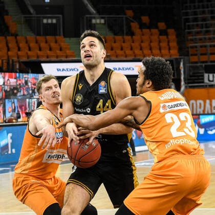 GER, BBL, ratiopharm ulm vs Basketball Löwen Loewen Braunschweig 05 04 2021, ratiopharm arena, Neu Ulm, GER, BBL, ratiopharm ulm vs Basketball Löwen Loewen Braunschweig, in picture Benedikt Turudic Braunschweig, 44 cant get through against Andreas Obst Ulm, 13 and Troy Caupain Ulm, 23 and loses the ball nordphotoxGmbHx xHafner nph00200