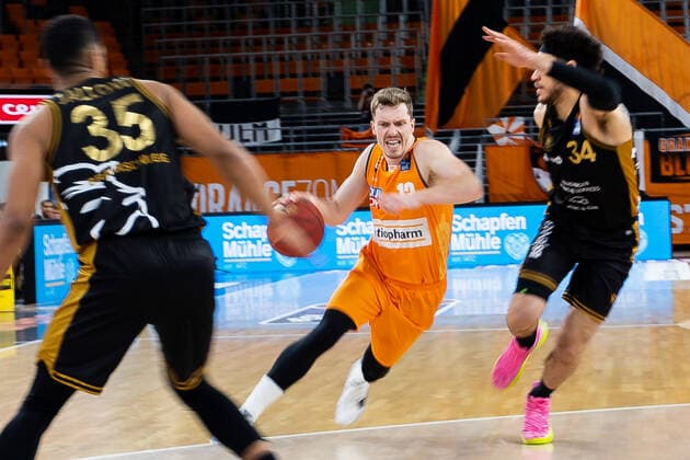 Andreas Obst Ratiopharm Ulm 13 , Gavin Schilling Loewen Braunschweig 34 GER, Ratiopharm Ulm vs Loewen Braunschweig, easycredit 1 Bundesliga Basketball, 26 Matchday, Season 2020 21, 05 04 2021 Ratiopharm Ulm vs Loewen Braunschweig, 1 Basketball Bundesliga New Ulm. Copyright: xEibner-Pressefoto RogerxBuerkex EP_EER