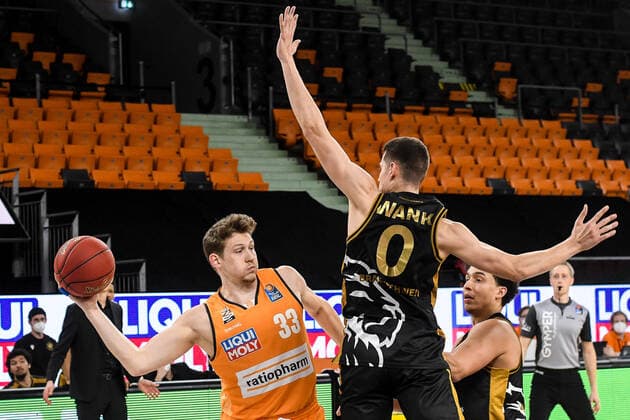 GER, BBL, ratiopharm ulm vs Basketball Löwen Loewen Braunschweig 05 04 2021, ratiopharm arena, Neu Ulm, GER, BBL, ratiopharm ulm vs Basketball Löwen Loewen Braunschweig, in the picture although Lukas Wank Braunschweig, 0 stretches mightily, he cannot prevent the pass from Patrick Heckmann Ulm, 33 James Robinson Braunschweig, 8 nordphotoxGmbHx xHafner nph00200