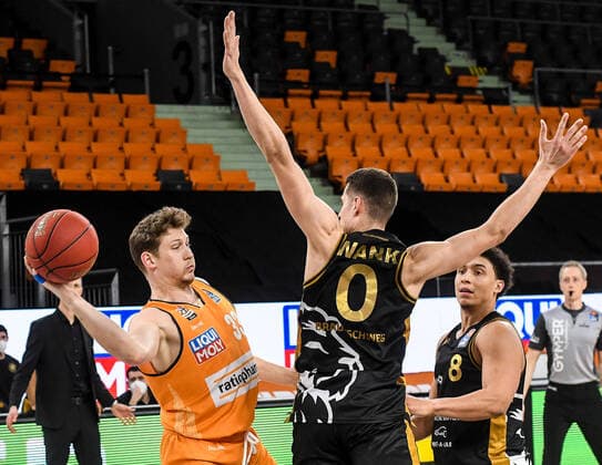 GER, BBL, ratiopharm ulm vs Basketball Löwen Loewen Braunschweig 05 04 2021, ratiopharm arena, Neu Ulm, GER, BBL, ratiopharm ulm vs Basketball Löwen Loewen Braunschweig, in the picture although Lukas Wank Braunschweig, 0 stretches mightily, he cannot prevent the pass from Patrick Heckmann Ulm, 33 James Robinson Braunschweig, 8 nordphotoxGmbHx xHafner nph00200